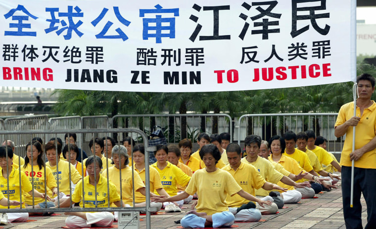 About 40 FaLun Gong members take part in