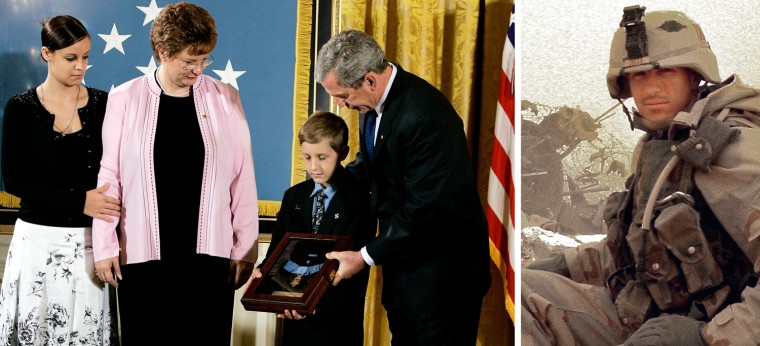 Image: Smith family accepts the Medal of Honor for Paul R. Smith who died in 2003 in Iraq.