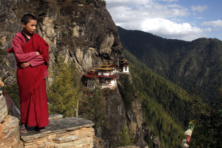BTN: Monatic Life in Bhutan Unchangeable As Democracy Takes Hold