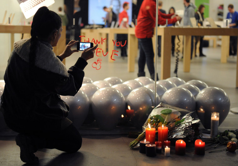 Image: People pay tribute to Apple founder Steve Jobs
