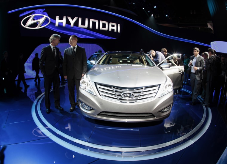 Image: Hyundai President &amp; CEO John Krafcik and Vice Chairman Chung Eui-sun unveil the Hyundai Azera at the LA Auto Show in Los Angeles
