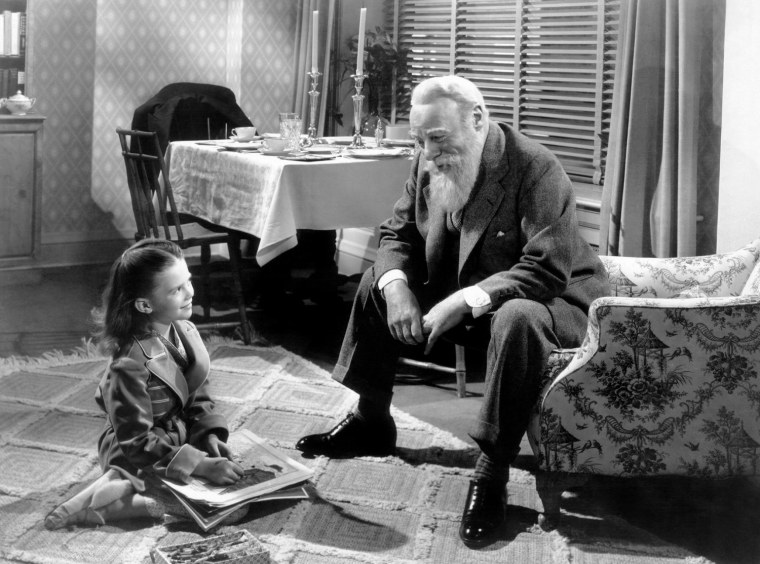 MIRACLE ON 34TH STREET, from left, Natalie Wood, Edmund Gwenn, 1947, TM and Copyright ©20th Century Fox Film Corp. All rights reserved. Courtesy: Everett Collection