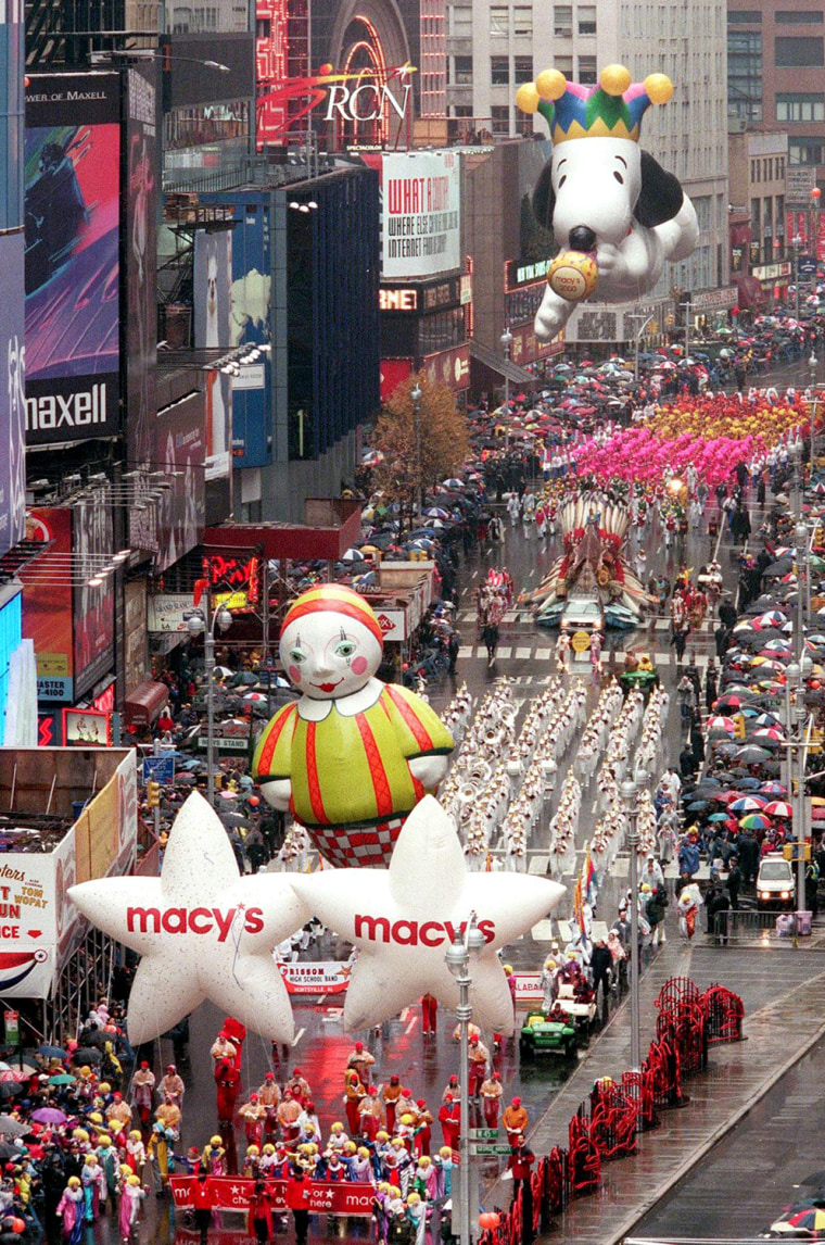 Millenium Snoopy moves into Times Square behind Cl