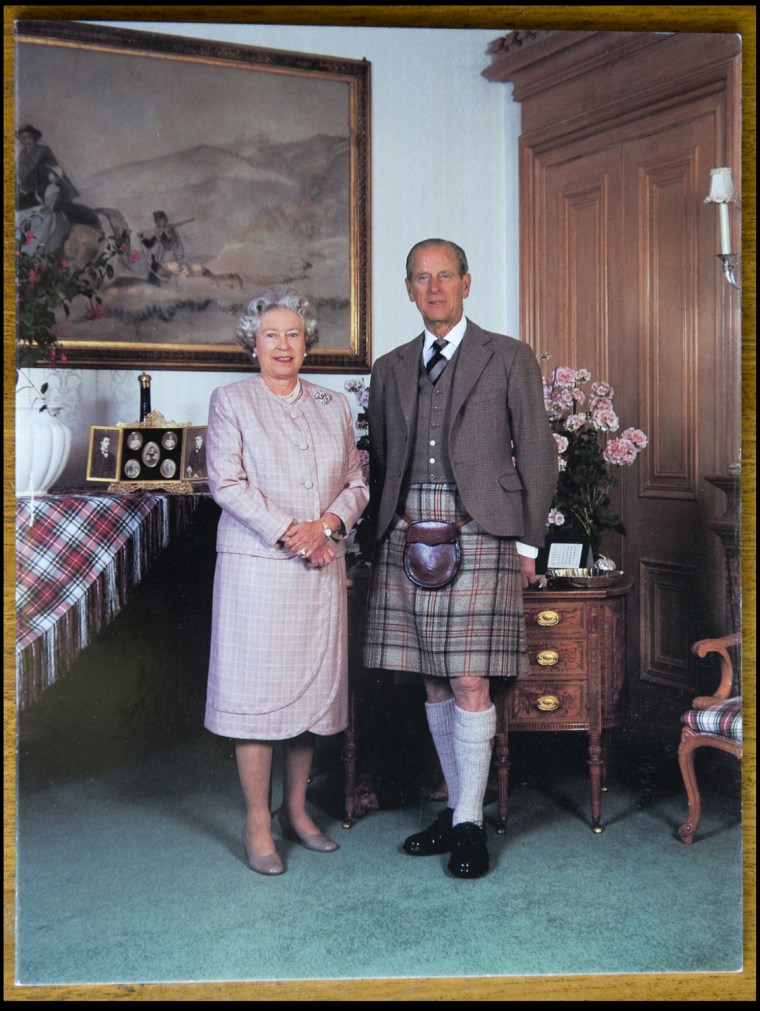 BNPS.co.uk (01202 558833)
Pic: Phil Yeomans/BNPS

Xmas card sent by the Queen and Prince Philip in 1995.

A Royal Xmas cards sent to a member of staff and hand signed by the Queen and Prince Philip is being auctioned by Dukes of Dorchester.