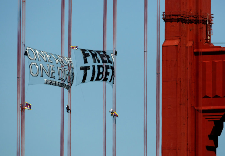 Image: Anti China Protestors Scale Golden Gate Bridge