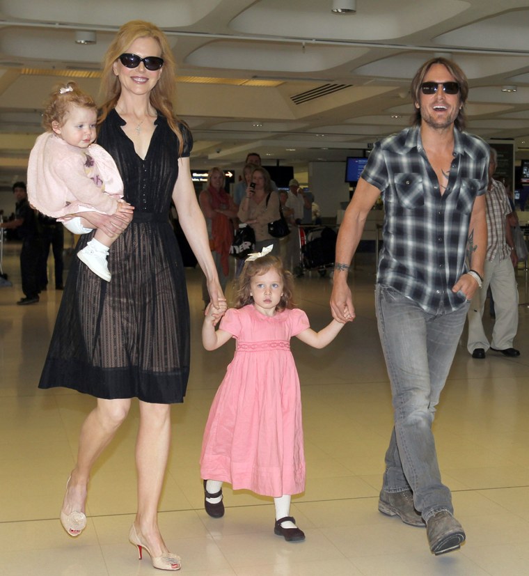 Nicole Kidman and Family take a departing flight form Sydney
