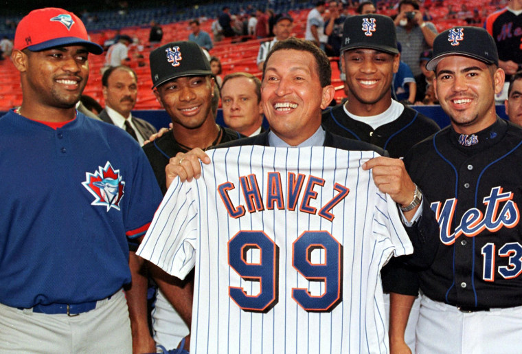 Image: Venezuelan President Hugo Chavez (C) poses with Ve