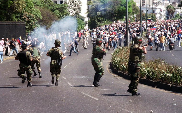 Image: - PHOTO TAKEN 11APR02 - National guardsmen shoot at protesters in Caracas April 11, 2002. A Venezuel..