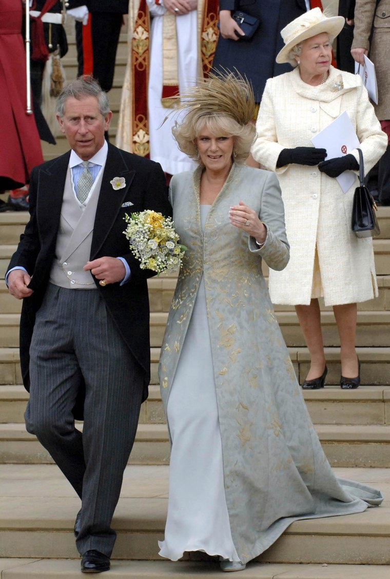 BRITAIN ROYALTY QUEEN OF ENGLAND HAT BRITISH MONARCH WEDDING BRIDE GROOM FULL LENGTH BOUQUET FLOWERS SMILE STAIRS STEPS