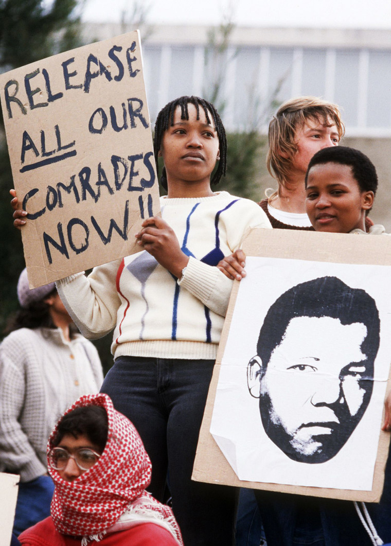 (FILES) Zinzi Mandela (c), daughter of j