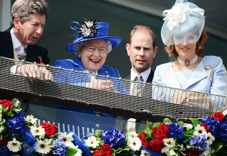 Image: Britain's Queen Elizabeth II (C) stand n