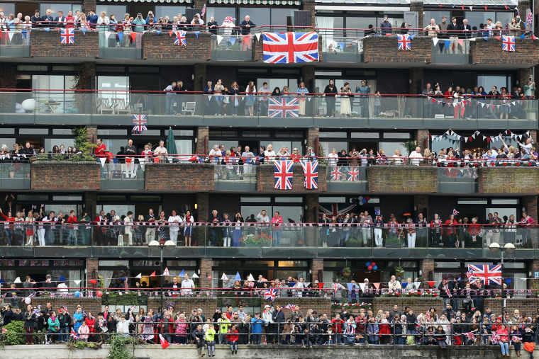 Image: Spectators watch from balconies during t