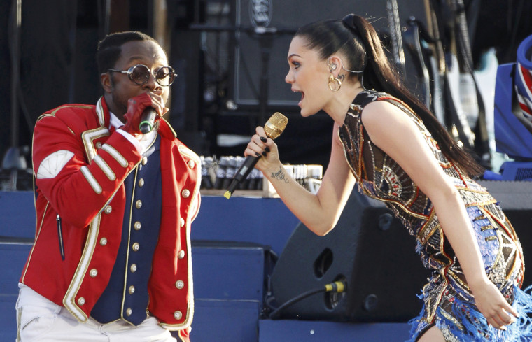 Image: U.S. musician will.i.am and British singer Jessie J perform during the Diamond Jubilee concert in front of Buckingham Palace in London