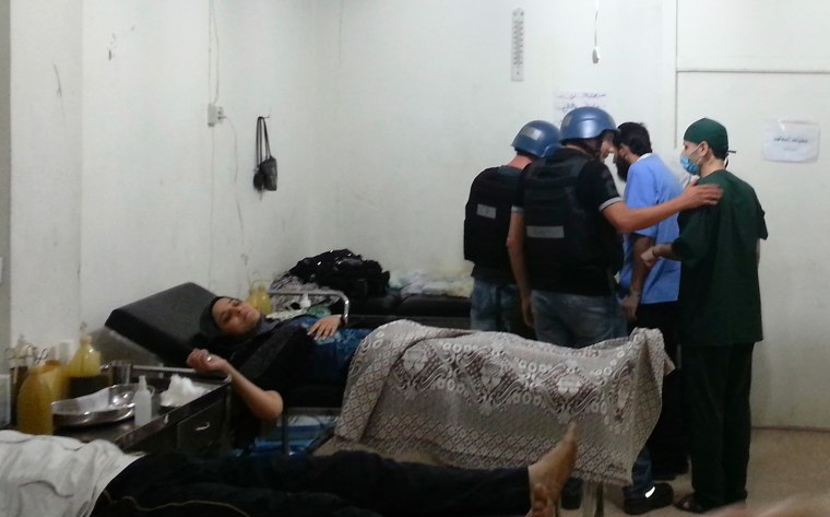 Image: U.N. chemical weapons experts visit a hospital where wounded people affected by an apparent gas attack are being treated, in the southwestern Damascus suburb of Mouadamiya