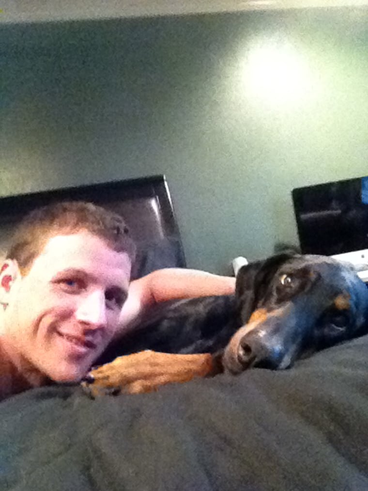 https://twitter.com/#!/ryanlochte/media/slideshow?url=pic.twitter.com%2F3uiPr9sc

Ryan Lochte ?@ryanlochte 
Me and carter laying on the bed hanging out http://pic.twitter.com/3uiPr9sc