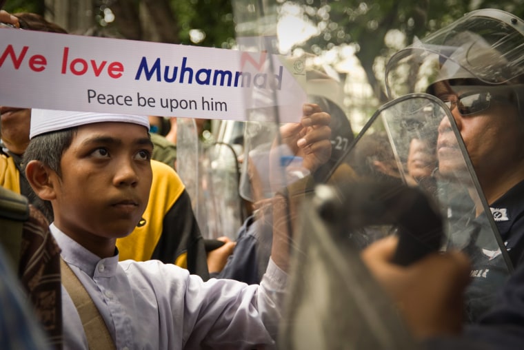 Image: Thai Muslims protest against film at United States Embassy
