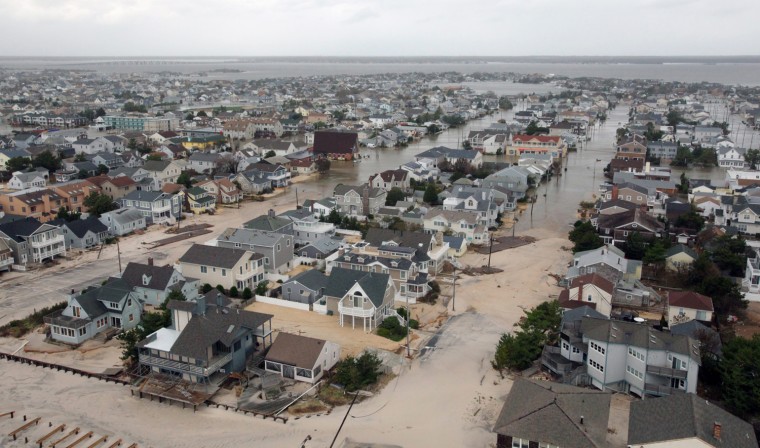 Image: US East Coast tries to clean up, get back to work after Sandy