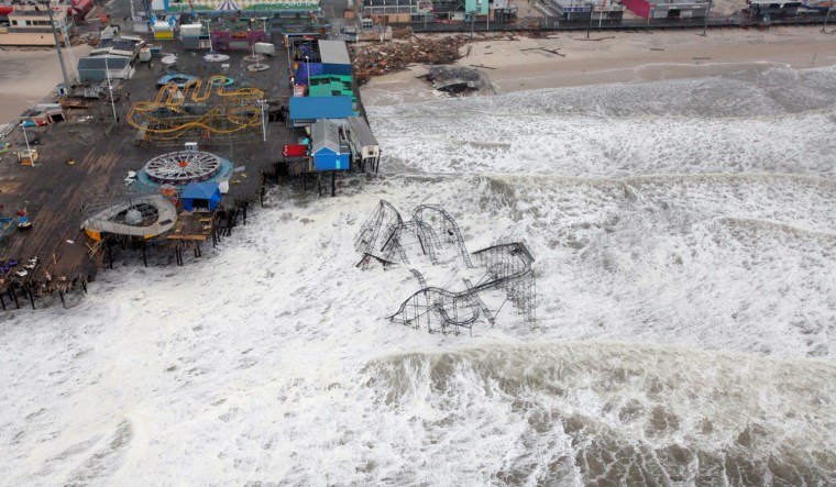 Image: US East Coast tries to clean up, get back to work after Sandy