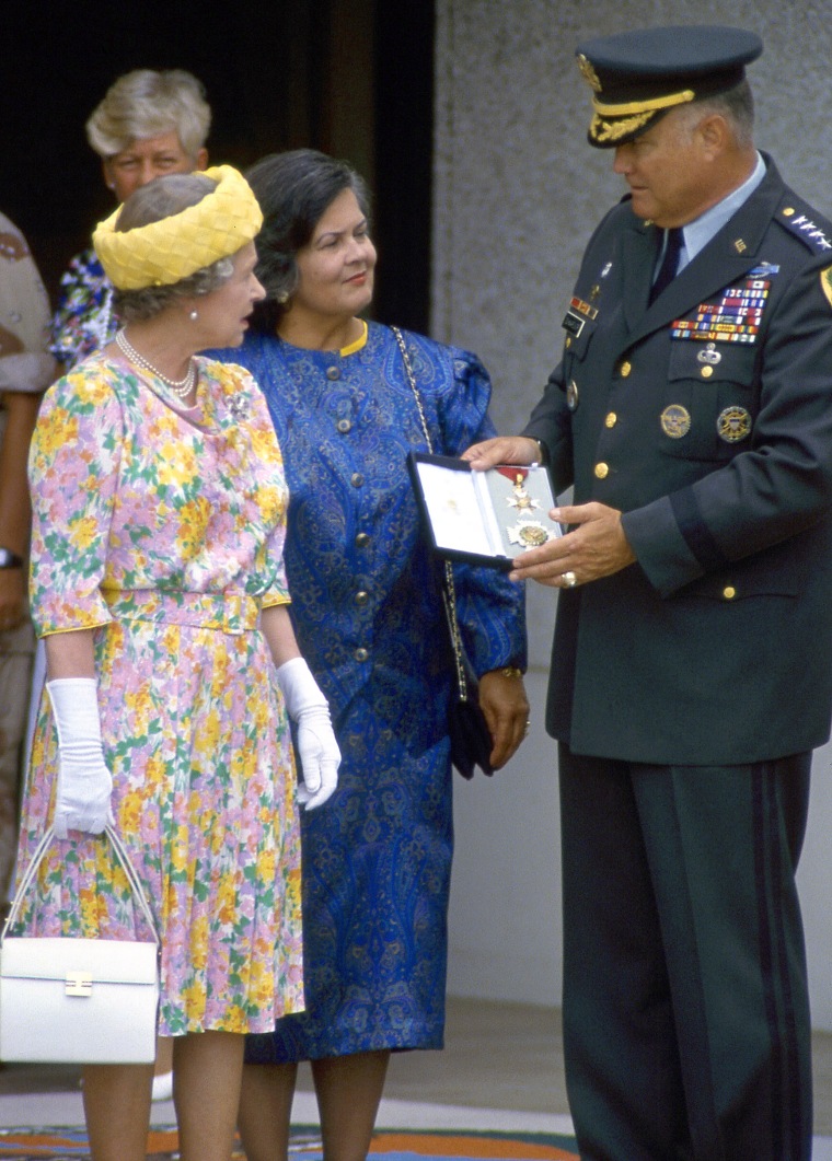Image: Queen Elizabeth II, Norman Schwarzkopf, Brenda Schwarzkopf