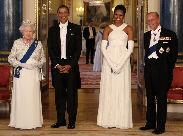 Queen Elizabeth II (L) and US President