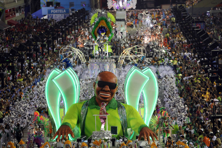 Image: First day of parades in Rio de Janeiro's Sambodromo