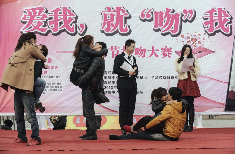 Image: Kissing contest on Valentine's Day