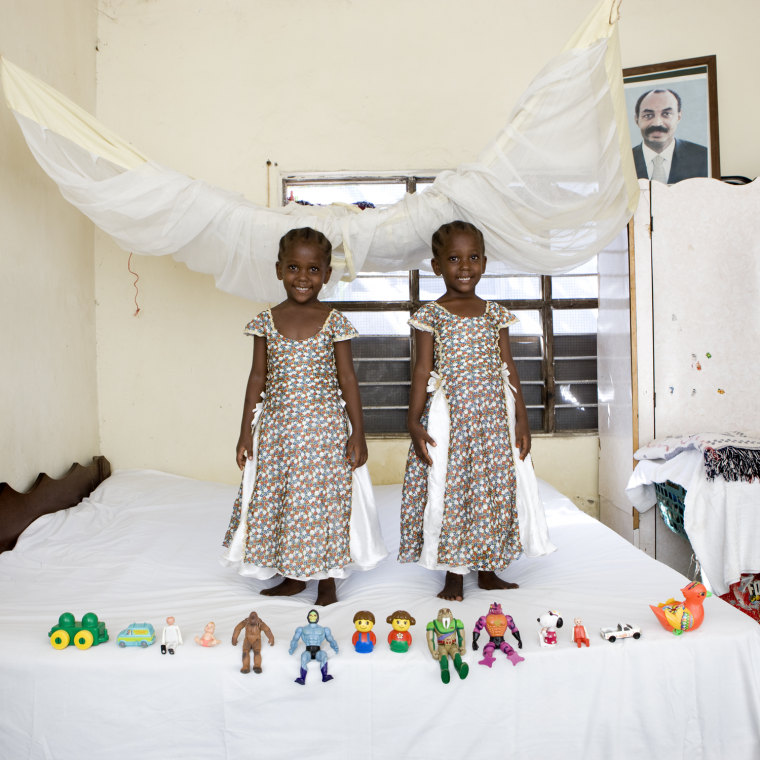 Arafa  e Aisha Saleh Aman, 4 anni - Bububu, Zanzibar
Arafa e Aisha sono gemelle. Dormono nello stesso letto, hanno gli stessi vestiti, vanno a scuola insieme e dividono gli stessi pochi giochi. Vivono in una casa di due stanze, entrambe camere, mentre la cucina e il bagno sono all'aperto, nel cortile.
Il ritratto sopra il loro armadio raffigura il presidente di Zanzibar.