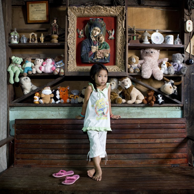 El Nido - Palawan Island, Philippines
Allenah Lajallab, 4 anni. E' nata e cersciuta a El NIdo, un piccolo paese a nord dell'isola Palawan nelle Filippine. A El Nido non ci sono ospedali e lei è nata a casa.
I suoi giochi sono solo pupazzi, il suo preferito è il coniglio arancione, ma slo perchè ama il colore, mentre quello che non lepiace è l'orso bianco perchè si sporca troppo facilmente.