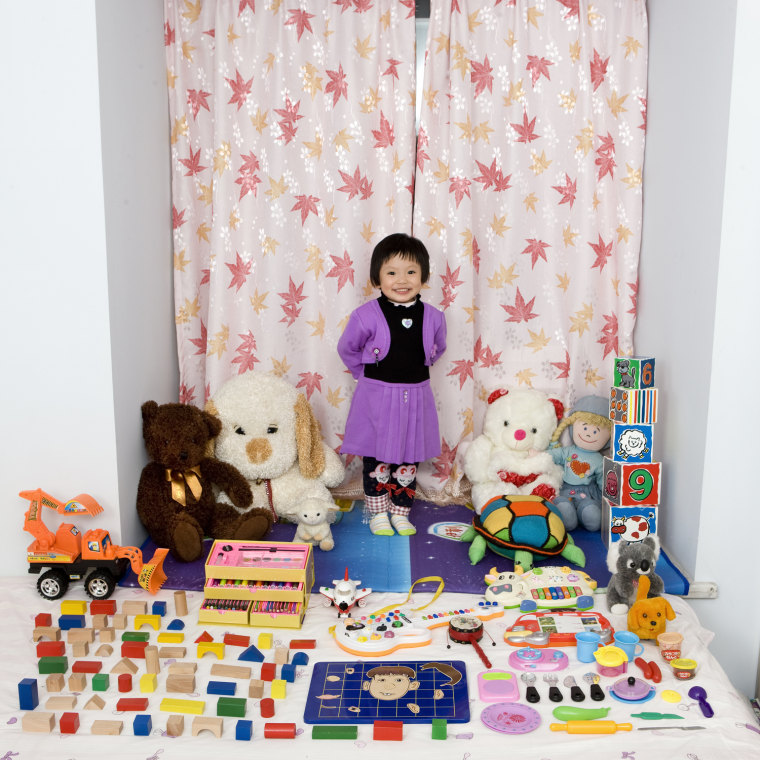 Cun Zi Yi, 3 anni - Chongquing, China
Cun Zi Yi ha compiuto 3 anni da un mese e per il compleanno ha ricevuto molti regali. Goica con tutto, non ha un giocattolo preferito. I suoi genitori dicono che è molto brava a disegnare e che da grande sarà un'artista.