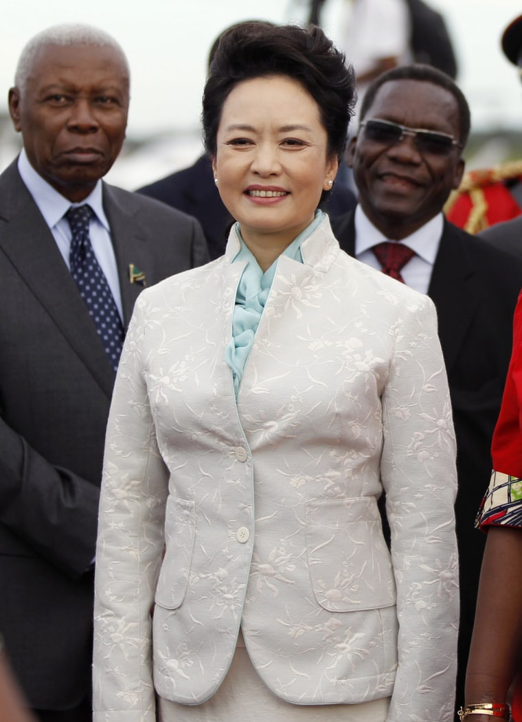Image: China's First Lady Peng takes part in the welcoming ceremony upon her arrival at Julius Nyerere International Airport in Dar es Salaam