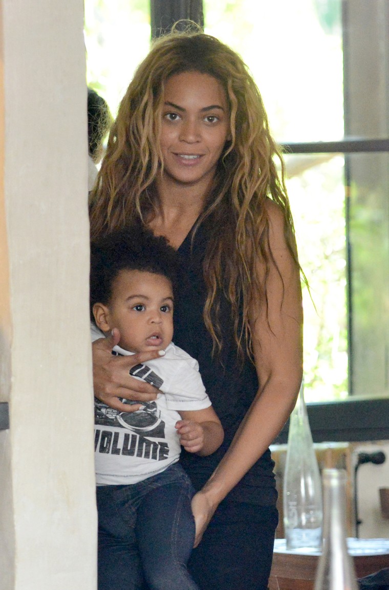 Beyonce Knowles &amp; Jay-Z Take Daughter Blue Ivy Carter Out To Lunch In Paris