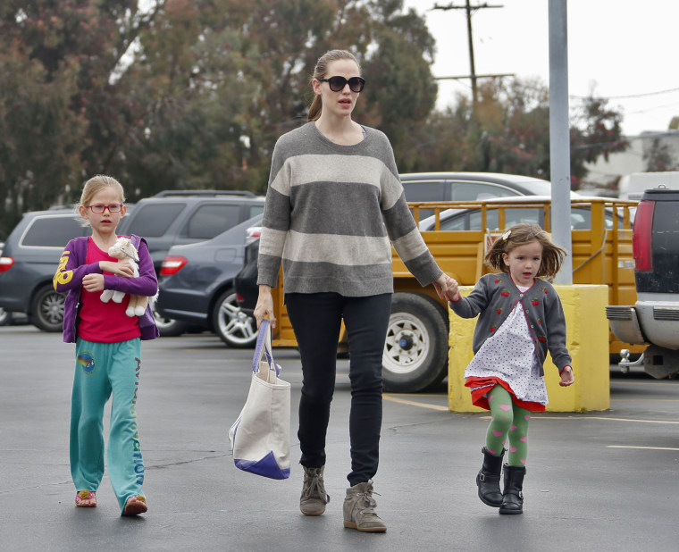Jennifer Garner take her daughter Violet and Seraphina at the Farmer Market