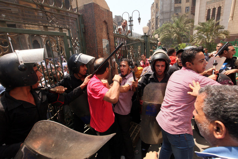 Image: Egyptian police, Morsi supporters locked in mosque standoff