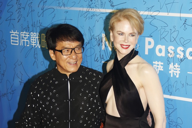 Image: Australian actress Nicole Kidman and Hong Kong actor Jackie Chan pose on the red carpet at the Huading Awards ceremony in Macau
