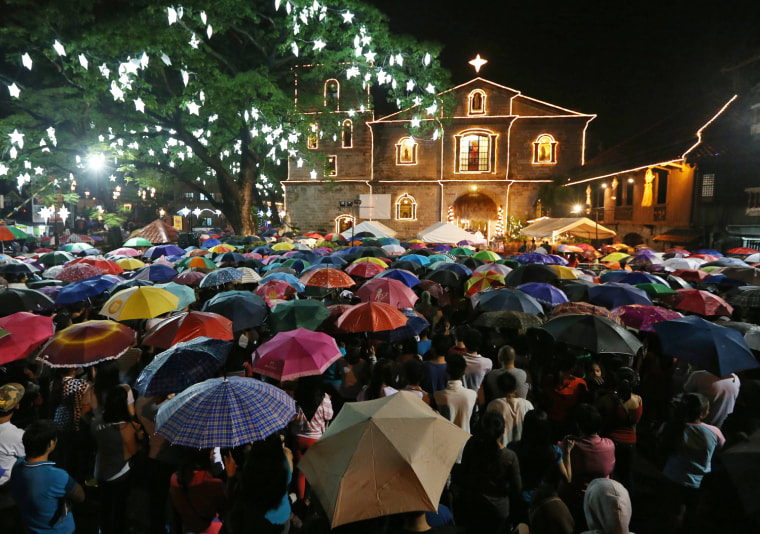 Image: The traditional 'Misa de Gallo' (Dawn Mass) during a downpour.