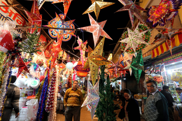 Image: Shopping ahead of Christmas in Bhopal