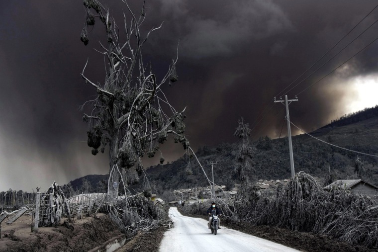 Image: Mount Sinabung spews hot lava and ashes