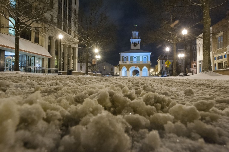 Snow paralyzes the South
