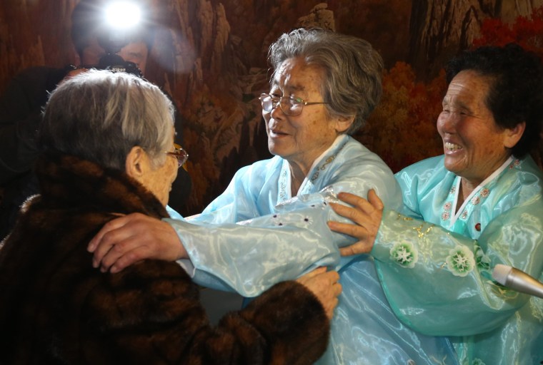 Image: Family reunions between South and North Korea