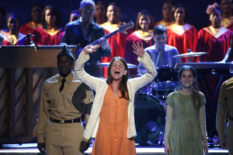 Image: Sutton Foster performs with the cast of \"Violet\" during the American Theatre Wing's 68th annual Tony Awards at Radio City Music Hall in New York