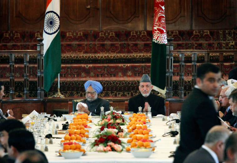 Image: India's Prime Minister Manmohan Singh and Afghanistan's President Hamid Karzai attend a luncheon at the presidential palace in Kabul