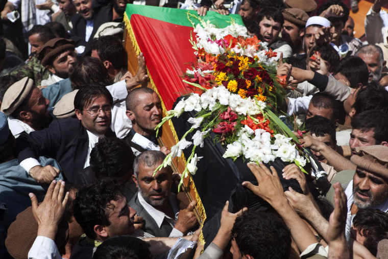 Image: Afghans carry the coffin of Rabbani during his burial ceremony on Wazir Akbar Khan hill in Kabul