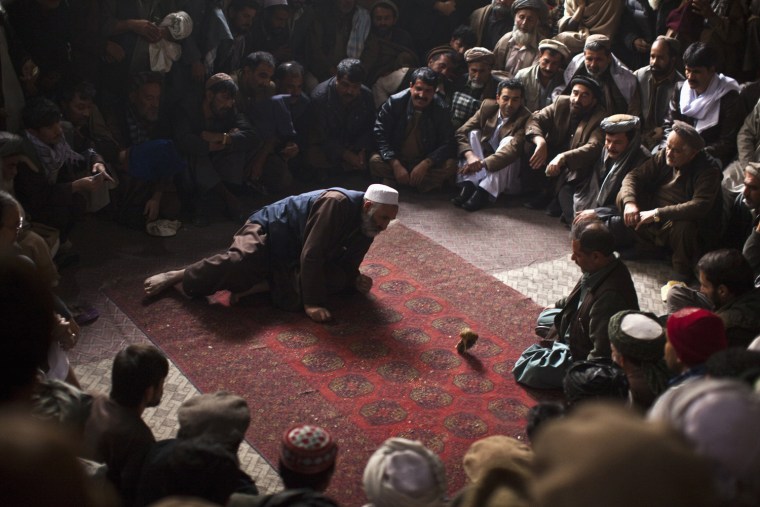 Image: A man reacts as his quail fights in Kabul