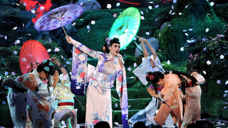 Katy Perry performs as a Geisha during the 2013 American Music Awards