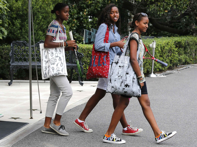 Image: Sasha Obama walks with friends towards Marine One on the South Lawn at the White House in Washington