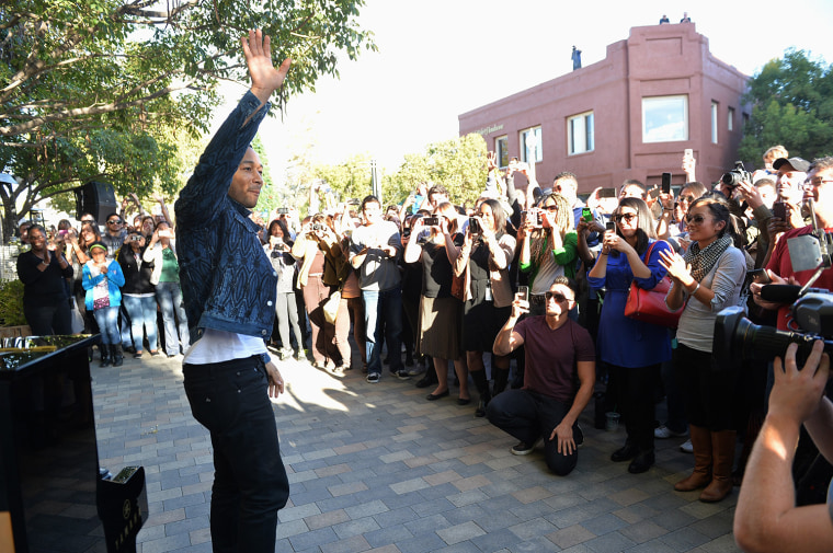 Image: Crackle Launches \"Playing It Forward\" With Surprise Street Performance By John Legend, Sponsored By Fed Ex