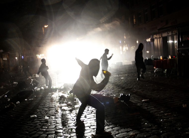 Image: Rioters throw bottles to police following a street festival in Hamburg