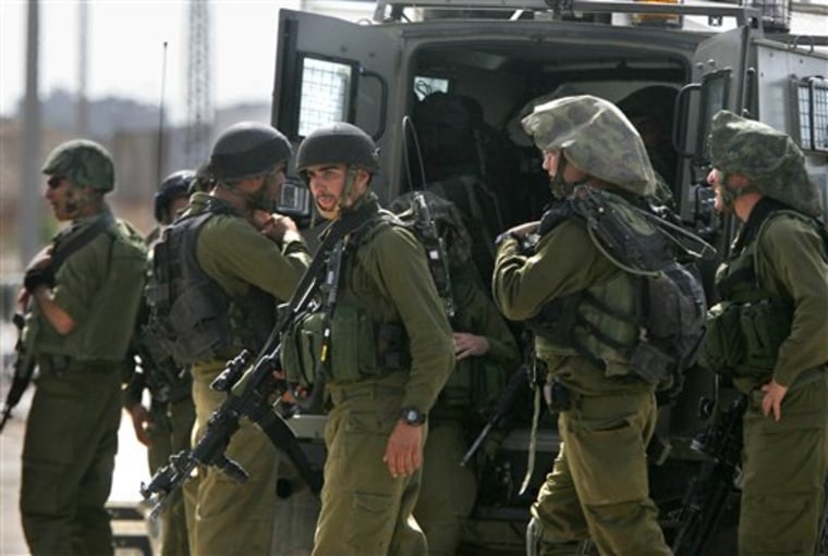 Palestinian gunmen storm Israeli border