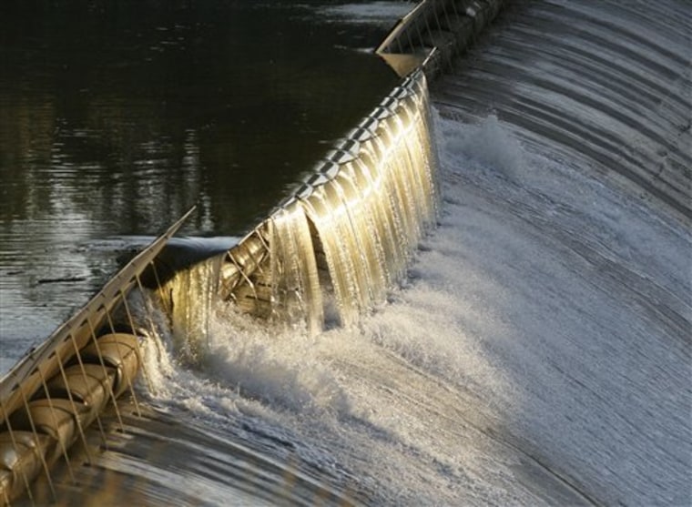 Des Moines levee springs leak