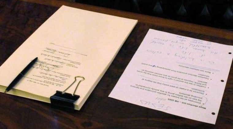 Brownback adds handwritten message on anti-abortion bill